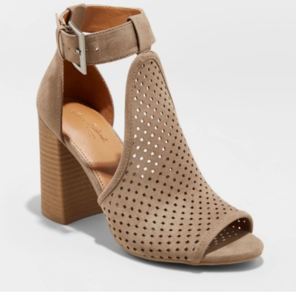 NWT $33 Universal thread laser cut wedge sandal block heels tan khaki 7